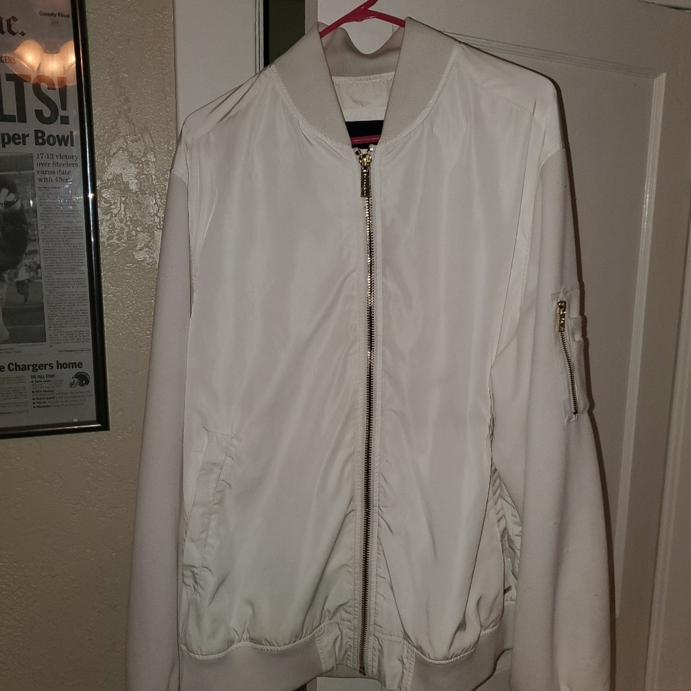 Long sleeve zipped wind breaker